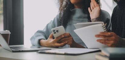 asiatique femme d'affaires travail sur portable ordinateur Regardez pour emploi en ligne, free-lance à la recherche et dactylographie sur carnet sur tableau, mode de vie de femme en train d'étudier en ligne photo