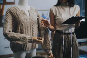 jeune femme propriétaire d'une petite entreprise travaillant au bureau à domicile. livraison d'emballages de marketing en ligne, entrepreneur de démarrage PME ou concept de femme indépendante. propriétaire d'une petite entreprise photo