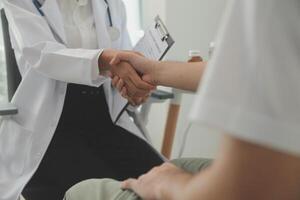 mains de inconnue une femme docteur rassurant sa femelle patient, fermer. médicament concept photo