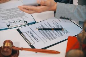 consultation et conférence d'avocats masculins et de femmes d'affaires professionnelles travaillant et discutant dans un cabinet d'avocats en fonction. notions de droit, marteau de juge avec balance de justice. photo