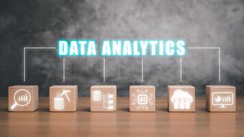 Les données analytique concept, en bois bloquer sur bureau avec Les données analytique icône sur virtuel filtrer. photo