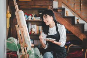 un en herbe artiste avec une serein expression délicatement s'applique brosse coups à une Toile dans une confortable, bien décoré studio rempli avec Créatif inspiration. photo