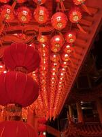 illuminé rouge lanternes orner traditionnel architecture photo