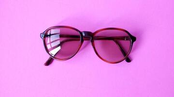 des lunettes sur une rose Contexte. vue de au-dessus de. endroit pour texte. photo