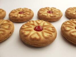 biscuits avec fraise confiture sur une blanc arrière-plan, proche en haut photo