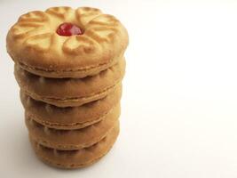 biscuits avec fraise confiture sur une blanc arrière-plan, proche en haut photo