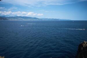 luxe yachts dans le Profond bleu mer dans nord Italie photo