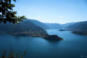 une Stupéfiant vue de la vie sur Lac Côme sur une été journée de au dessus photo