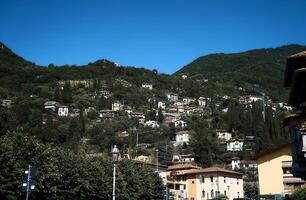 le italien ville de varenne sur le pistes de le collines photo