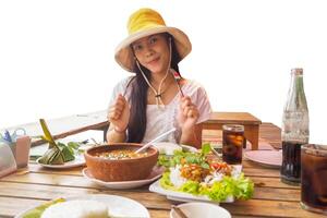 femme portant une Jaune chapeau avec thaïlandais nourriture photo