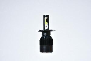 macro la photographie de LED phare isolé sur blanc Contexte photo