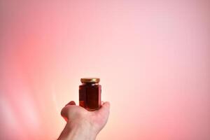 pot de fait maison confiture sur le palmier. délicieux et en bonne santé photo