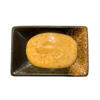 mentalement sauce, une typique Japonais sauce sur sauce plateau, isolé sur blanc Contexte photo