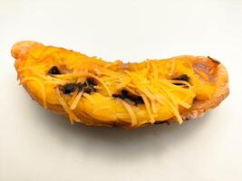 exquis asiatique dessert, en forme de lune Pâtisserie rempli avec banane et surmonté avec râpé fromage photo