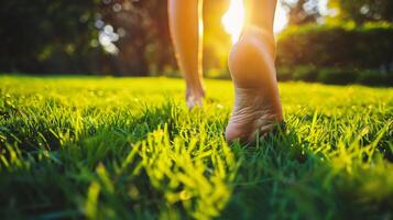 ai généré proche en haut de femme jambes en marchant sur vert herbe dans le parc. photo