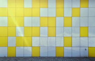 la texture du mur métallique, encadrée sous la forme de carrés colorés de deux couleurs. conception de mur moderne pour l'extérieur des immeubles résidentiels et de bureaux photo