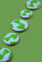 Terre journée concept. biscuits dans forme de Terre sur vert toile de fond. photo