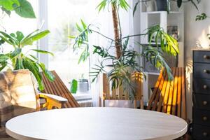 vide rond table pour installation et manifestation de produit dans intérieur avec tropical intérieur les plantes dans pays vert maison . plante d'appartement croissance et soins pour mis en pot usine, maison verte dans chalet photo