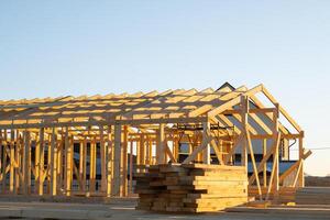 construction de une en bois Cadre maison - Cadre de le fondation, des murs, toit sur échasses est une construction placer, le processus de bâtiment une Cadre photo