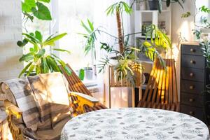 vide rond table pour installation et manifestation de produit dans intérieur avec tropical intérieur les plantes dans pays vert maison . plante d'appartement croissance et soins pour mis en pot usine, maison verte dans chalet photo