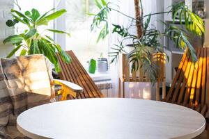 vide rond table pour installation et manifestation de produit dans intérieur avec tropical intérieur les plantes dans pays vert maison . plante d'appartement croissance et soins pour mis en pot usine, maison verte dans chalet photo