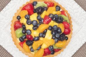 à la recherche tout droit vers le bas sur fruit Tarte avec Frais fruit Crème et croûte photo