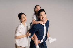 asiatique famille portrait posant sur blanc Contexte photo