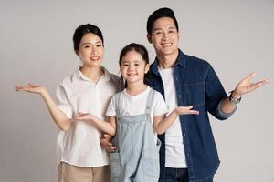 asiatique famille portrait posant sur blanc Contexte photo