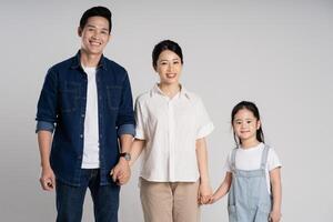 asiatique famille portrait posant sur blanc Contexte photo