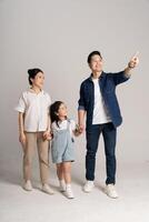 asiatique famille portrait posant sur blanc Contexte photo