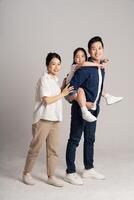 asiatique famille portrait posant sur blanc Contexte photo