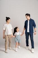 asiatique famille portrait posant sur blanc Contexte photo