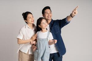 asiatique famille portrait posant sur blanc Contexte photo