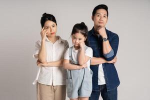 asiatique famille portrait posant sur blanc Contexte photo