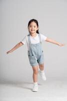 portrait de une charmant asiatique bébé fille posant sur une blanc Contexte photo