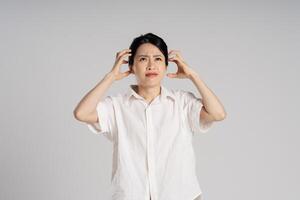 portrait de magnifique asiatique femme posant sur blanc Contexte photo