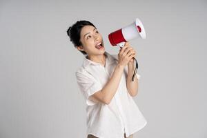 portrait de magnifique asiatique femme posant sur blanc Contexte photo