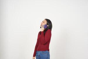 Jeune asiatique femme dans rouge T-shirt faire une téléphone appel avec téléphone intelligent isolé sur blanc Contexte photo