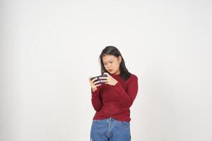 Jeune asiatique femme dans rouge T-shirt en jouant mobile Jeu sur téléphone intelligent isolé sur blanc Contexte photo