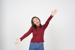 Jeune asiatique femme dans rouge T-shirt donner une étreinte isolé sur blanc Contexte photo