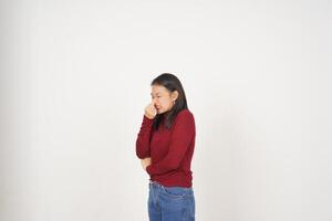 Jeune asiatique femme dans rouge T-shirt odeur quelque chose puant et répugnant isolé sur blanc Contexte photo