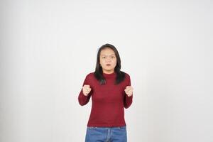 Jeune asiatique femme dans rouge T-shirt en colère geste isolé sur blanc Contexte photo