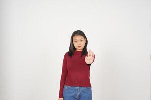 Jeune asiatique femme dans rouge T-shirt Arrêtez main geste, rejet concept isolé sur blanc Contexte photo