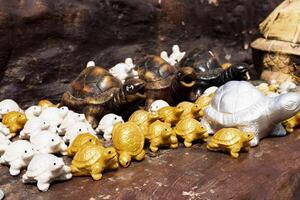 d'or et argent tortue statue photo