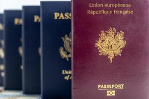 4 uni États et 1 France passeport sur devise transparent Contexte photo