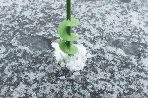 percer fabrication une trou dans glace. hiver pêche équipement, trou forage. photo