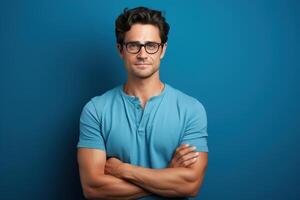 ai généré adulte sur de soi caucasien homme dans T-shirt et des lunettes plié le sien mains ensemble sur bleu arrière-plan, à la taille studio Masculin portrait photo