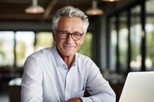 ai généré souriant européen Sénior caucasien homme d'affaire en utilisant portable dans cotravail espace, personnes âgées affaires de bonne humeur homme travail dans grenier Bureau et à la recherche à caméra photo