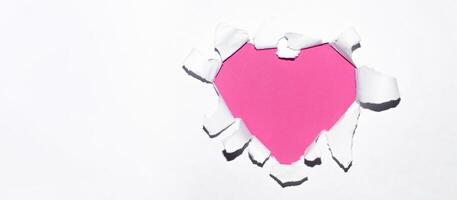 content la Saint-Valentin journée bannière. cœur en forme de rose trou dans papier. Haut voir, copie espace photo
