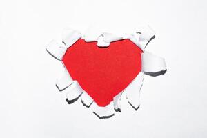 content valentines journée Contexte. cœur en forme de rouge trou dans papier. vide espace pour texte. photo